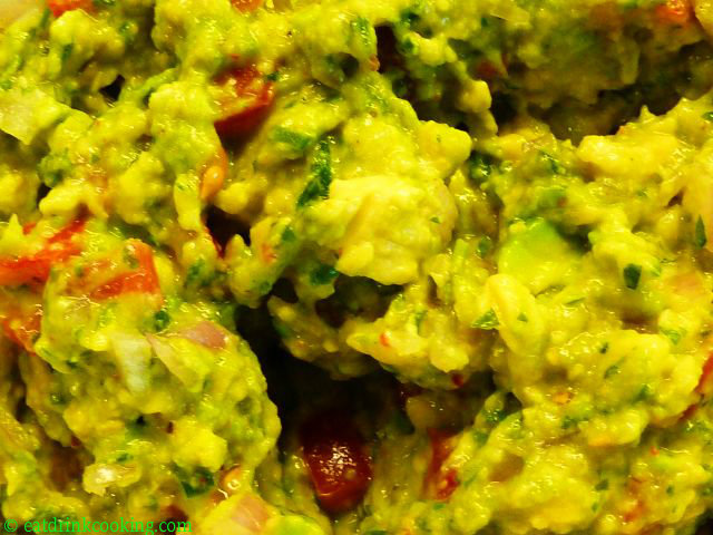 Zerdrückte Avocado mit Tomatenwürfeln und fein gehackten Echalottes