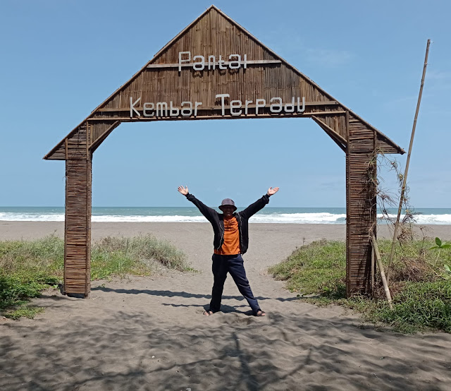 wajib selfie di gerbang pantai kembar terpadu kebumen