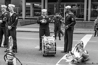 Mariner norteamericanos descansando en desfile .