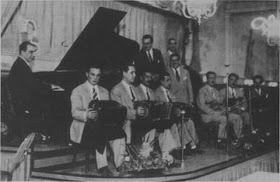 Lucio Demare con su orquesta en Embassy. Carlos Almada era el vocalista. De izq. a der.Cópola. Mori, Capurro y Pepe (bandoneones); Arnaiz, Fredien y Melman, BajoSansone; y Antonio Di Pablo, animador.