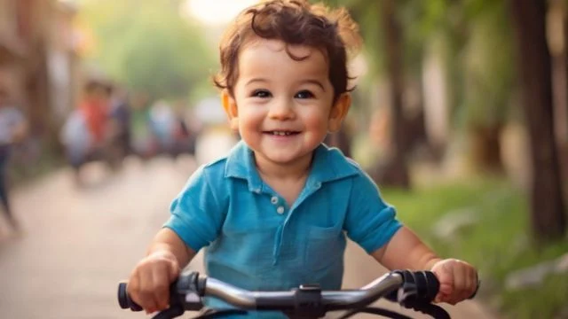 Criança do sexo masculino linda andando de bicicleta Criança do sexo masculino linda andando de bicicleta