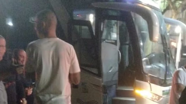 Bandidos abordam ônibus e descobrem que coletivo transportava PMs