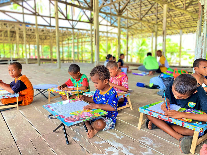 Anak-anak di pulau Mansiman asyik belajar - Dok. IG papuafutureproject