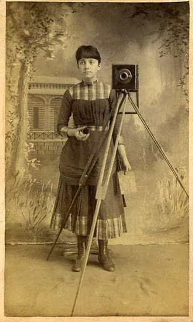 Fotografía post mortem de una mujer sobre 1882. Tarjeta de gabinete de un fotógrafo con una cámara de placa seca Walker American Challenge.