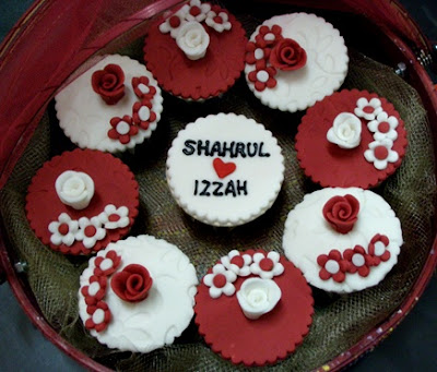 Welcome 2 :: Maroon & White Rose Cupcakes