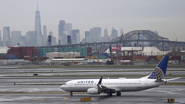 United Airlines сняла с рейса пару, летевшую на собственную свадьбу