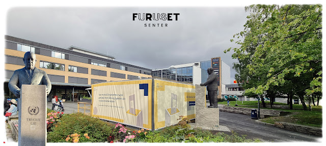 Utenfor Furuset senter på Trygve Lies plass på Furuset i Bydel Alna i Oslo. Fotomontasje.