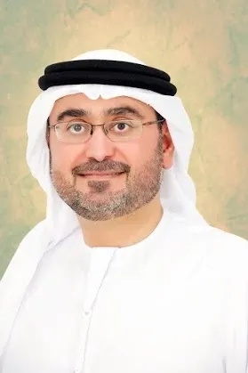 الدكتور: عادل الكراني - الإمارات العربية المتحدة  مهما كانت هذه «الطفولة» حزينة أو مؤلمة، إلا أننا، البالغين، لسنا إلا نتاج طفولتنا .. طفولتنا التي باتت جزءاً لا يتجزأ مما نحن عليه اليوم. إن من عاش الطفولة السعيدة أو المثالية يملك قدرة مواجهة العالم بثقة وتقبل، بل يستطيع إقامة علاقات اجتماعية وعاطفية وطيدة. أما من كانت طفولته مؤلمة أو حزينة، فسيعاني من ثقة مزعزعة غير قادرة على مواجهة العالم، وربما يلجأ لسلوكيات أو أفكار تدمر حياته وعلاقته مع الآخرين.  بات من المسلّم به أن العنف الأسري الموجه ضد الأطفال، أو حتى ضد الأمهات من أهم العوامل المسببة لفقدان الأمان لدى الطفل، ومن ثم التأثير السلبي على البالغ المعنف، أو الذي شاهد تعنيفاً يقع ضد أمه. هؤلاء ينشأون ومثل تلك المشاهد ماثلة في ذاكرتهم تؤثر على حياتهم وسلوكياتهم، لذا من المهم التخلص من «شبح الماضي» أو التأقلم معه للاستمرار وبناء المستقبل.  ولا يمكننا التخلص من شبح الماضي، إلا بعدة خطوات مهمة، يمكن للطبيب النفسي مساعدتك بتقديم المشورة والعلاج المناسب، إلا أنني أؤكد على نقطة أساسية وهي تتعلق بأنه يجب على كل واحد منا يريد التخلص من الألم ألا يحاول إيذاء النفس، سواء جسدياً أو عاطفياً، بل يتحقق بالمحافظة على أجزاء جسدك سليمة وخالية من الجروح، وهذا أمر مهم في انتشال نفسك من ذكريات الماضي المؤلم، والتي لم يكن لك ذنب فيها، فأنت ترعرعت في بيت يملؤه العنف والتعنيف، إلا أن توجهك نحو العلاج وطلب استشارة نفسية يعطي دلالة واضحة على أنك الآن وفي هذه اللحظة، بدأت تسلك الطريق الصحيح وهو طريق الشفاء.  لا أقول إن هذا الطريق سهل، ولكن كما في المثل «طريق الألف ميل يبدأ بخطوة»، وأنت بدأت الخطوة .. فلا تتوقع أنه يمكن بين ليلة وضحاها طمس كافة الذكريات المؤلمة، أو تقديم علاج يمسح الذكريات الحزينة من الذاكرة، هذا لا يمكن عمله، والذي يتم ببساطة متناهية هو تقوية إصرارك وعزيمتك وروحك المعنوية حتى تتغلب على الوهن والهزيمة أمام الذكريات، التي تطفح على سطح حياتك، فتحولها للسوداوية والظلام. وهذا لا يأتي إلا بالتدريب والإصغاء جيداً .. ومواصلة كافة مراحل العلاج.