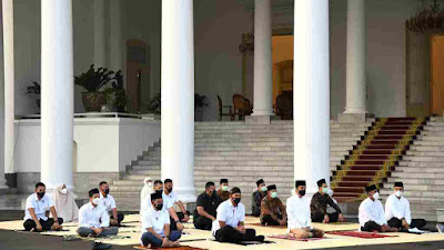 Presiden Jokowi dan Ibu Negara Salat Idulfitri Di Halaman Istana Kepresidenan Bogor