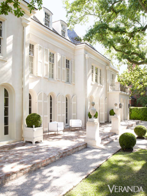 Pamela Pierce designs exterior white Houston home