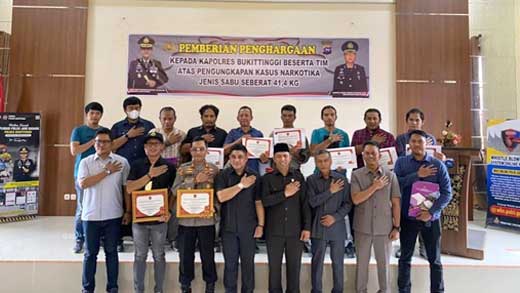 Dprd Beri Penghargaan Untuk Polres Bukittinggi