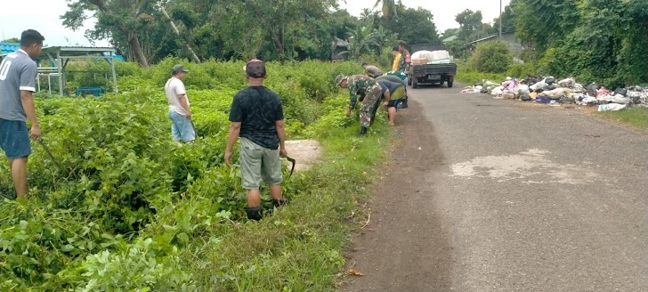Kepedulian Koramil 1426-05/Marbo Bersama Warga Kerja Bakti Wujudkan Kebersihan Lingkungan 