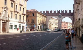 Llegando a la Plaza Brà de Verona.