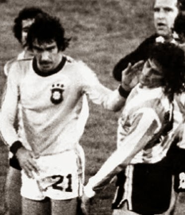 Jogador do Brasil, Chicão dando tapa na cara do argentino Mario Kempes.