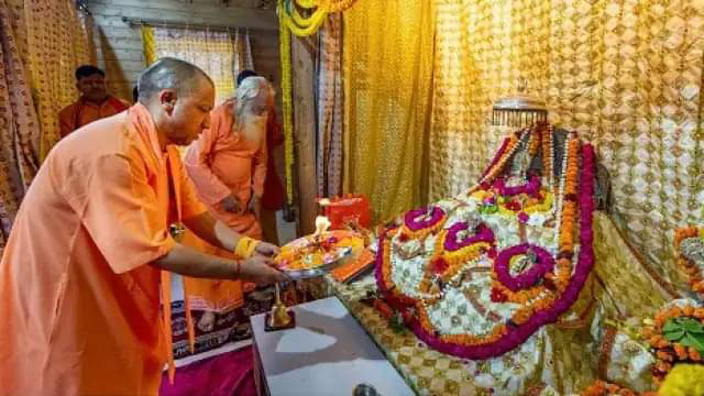 सीएम योगी ने रखा राममंदिर के गर्भगृह का पहला पत्थर, बोले-जल्‍द बनेगा राष्‍ट्रमंदिर