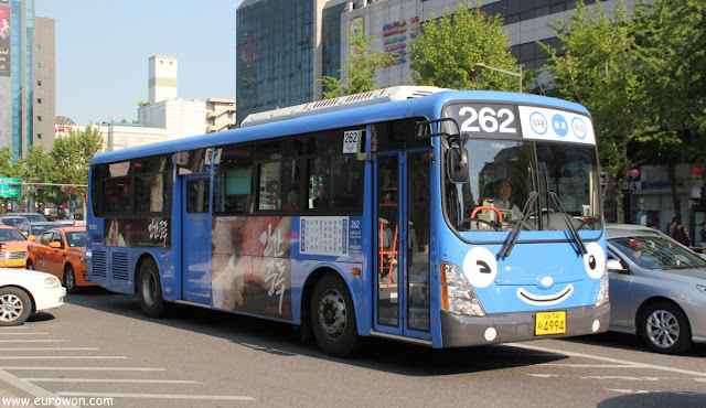 Autobús de Seúl pintado como Tayo