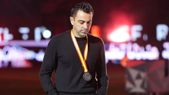 Selon le journaliste Santi Aouna, les récentes discussions entre le FC Barcelone et Hansi Flick se sont avérées prometteuses. L'entraîneur allemand et le club catalan semblent tous deux intéressés par une collaboration pour la saison prochaine.  L'arrivée de Flick à Barcelone marquerait un tournant majeur pour le club. Après une saison 2022-2023 tumultueuse, le Barça cherche à insuffler une nouvelle énergie à son équipe et Flick pourrait être l'homme idéal pour mener à bien cette reconstruction.  Malgré une offre transmise à Joan Laporta, le président du FC Barcelone, par Massimiliano Allegri, l'entraîneur italien ne semble pas figurer dans les plans du club. L'expérience de Flick, un atout majeur  Le parcours fructueux de Flick au Bayern Munich fait de lui un candidat attrayant pour le Barça. Son expérience, son approche offensive du jeu et sa capacité à développer de jeunes talents pourraient être des atouts cruciaux pour ramener le club catalan au sommet du football européen. La décision finale concernant le futur entraîneur du FC Barcelone appartient à Joan Laporta. Le choix de Flick ou d'un autre candidat aura un impact majeur sur l'avenir du club.
