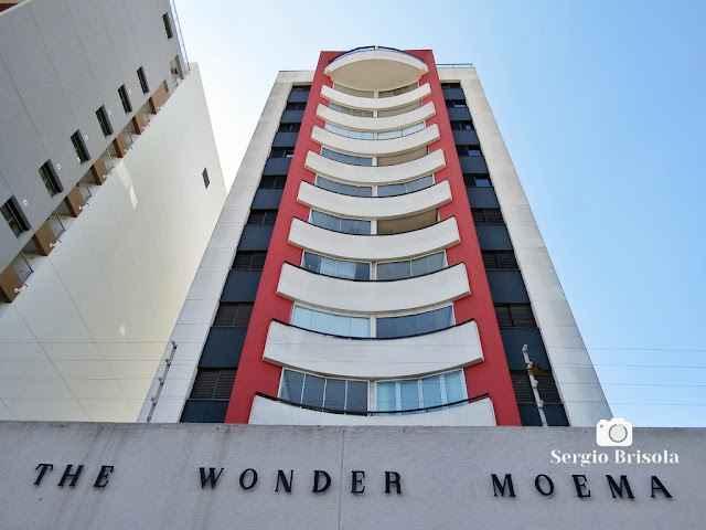 Vista em perspectiva inferior da fachada do Edifício The Wonder Moema