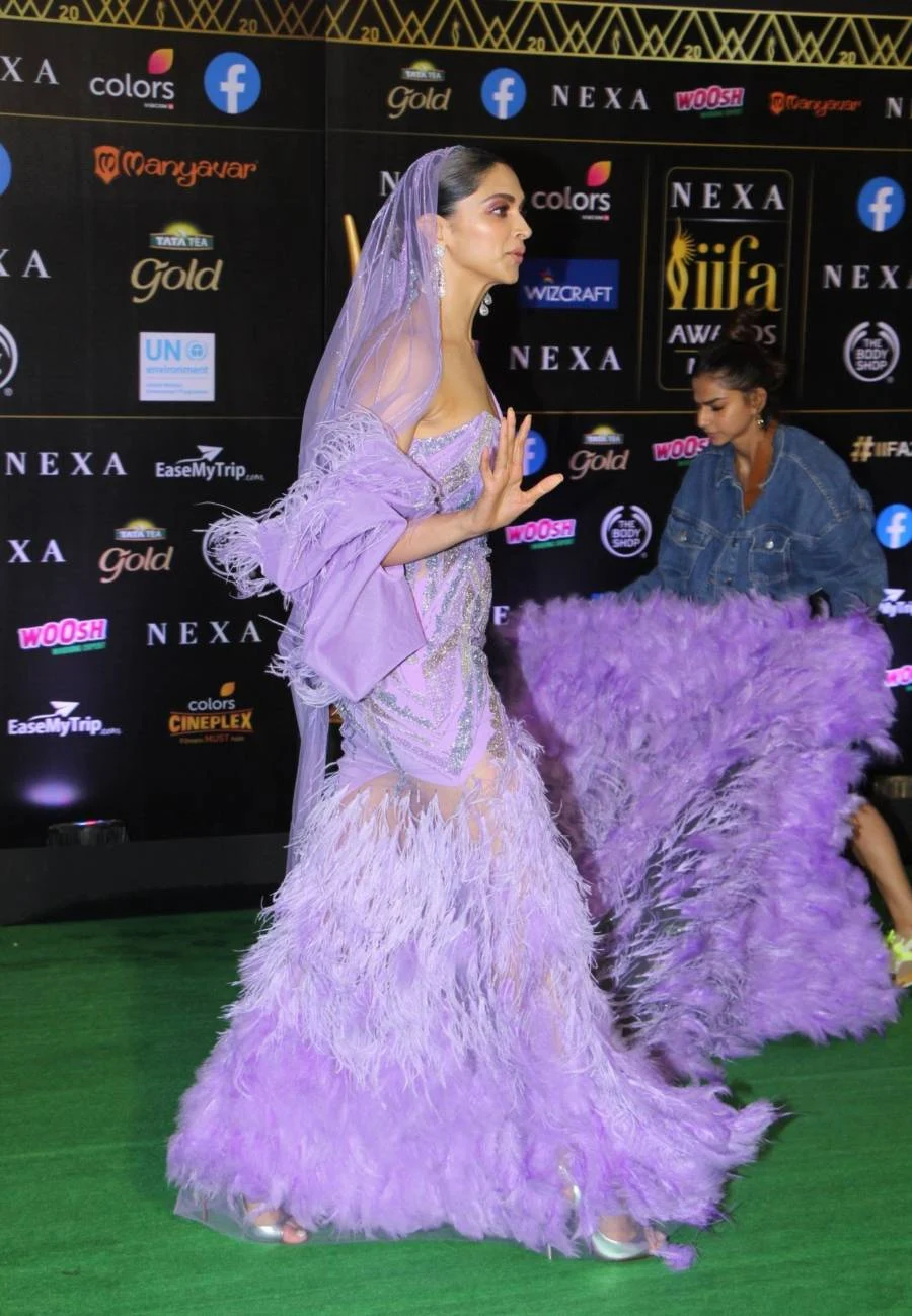 Deepika Padukone At The Green Carpet Of The IIFA Rocks 2019