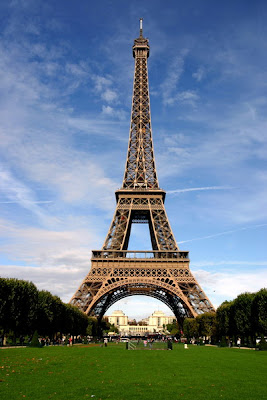 Animated Picture Eiffel Tower on The Eiffel Tower Is An Iron Tower Built On The Champ De Mars Beside