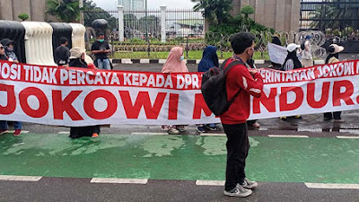 Ratusan Emak-emak hingga Buruh Minta Jokowi Mundur di Depan DPR