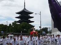 九条大宮を神輿は行く