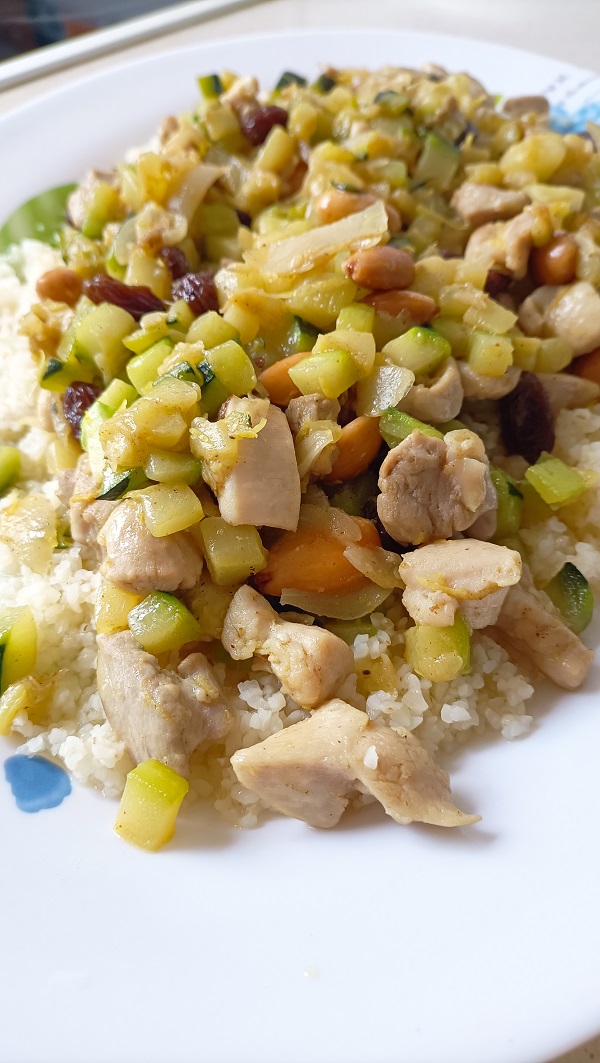 Pollo con bulgur de pasas y almendras