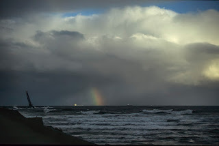 Regenbogen über stürmischer See bei IJmuiden in Holland.