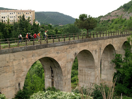 El pont del carrilet sobre la riera de Clarà