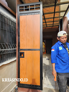 Pintu Pagar Besi Kombinasi Kayu dan Kanopi Besi Atap Solar Flat terpasang di Rumah Bu Dewi Pitara Depok