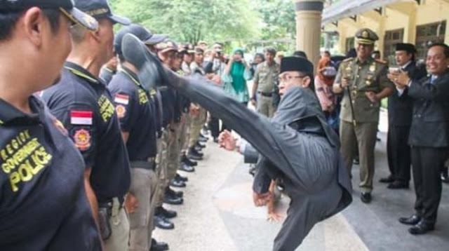 Jago Silat, Wali Kota Ini Mendadak Tendang Satpol PP Saat Pelantikan