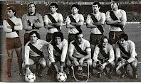 F. C. BARCELONA - Barcelona, España - Temporada 1979-80 - Rubio, Artola, Olmo, Serrat, Estella y Migueli; Sánchez, Roberto Dinamita, Asensi, Simonsen y Carrasco - F. C. BARCELONA 1 (Robeto Dinamita) NOTTINGHAM FOREST 1 (Burns) - 05/02/1980 - Supercopa de Europa, partido de vuelta - Barcelona, Nou Camp - El Nottingham Forest, que había ganado 1-0 en la ida, gana su primer título de la Supercopa europea