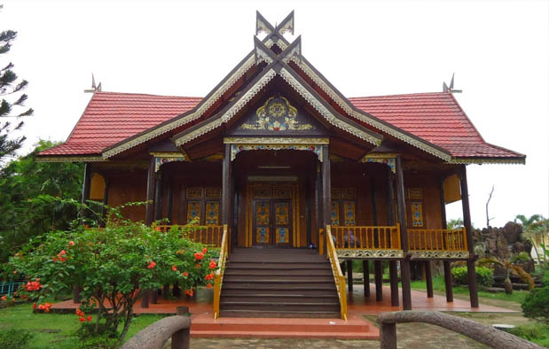 Rumah Adat di Indonesia kajang leko