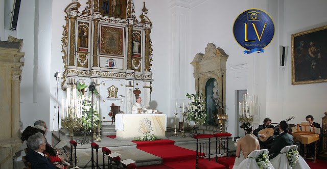 retablo de una iglesia con novios sentados