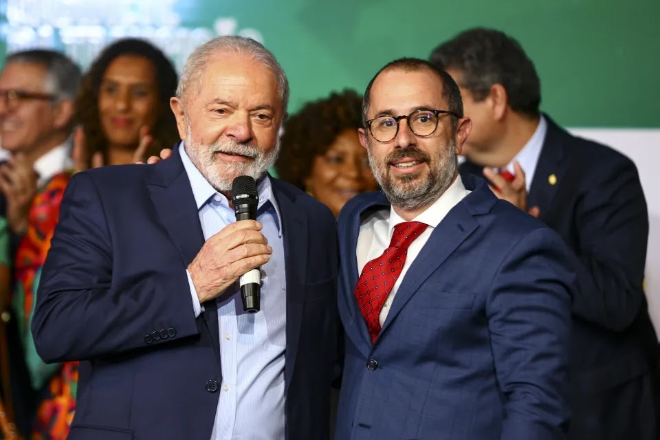 Lula e Vinícius Marques de Carvalho durante o anúncio dos ministros do novo governo