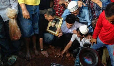 Foto Makam Olga Syahputra 2015