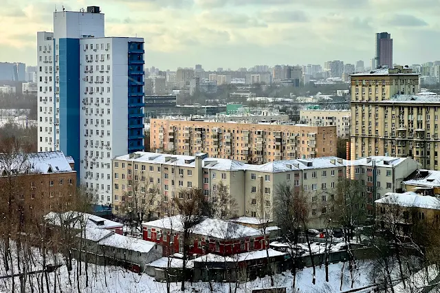 вид из бизнес-центра DM Tower, Варшавское шоссе, бывший Всероссийский научно-исследовательский институт текстильного и лёгкого машиностроения, жилой дом 1933 года постройки