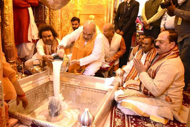 यूपी : श्री काशी विश्वनाथ मंदिर पहुंचे गृह मंत्री अमित शाह, वहीं लोगों ने हर-हर महादेव के साथ किया अभिनंदन। 