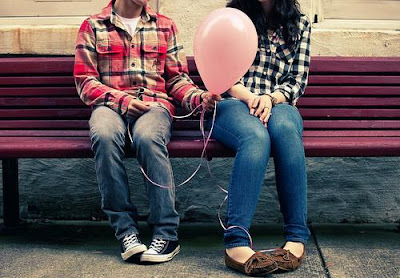 كيف تعرف ان حبيبتك تحبك - بنت وولد يجلسان على مقعد حديقة - balloon-bench-boy-cute-girl-love-