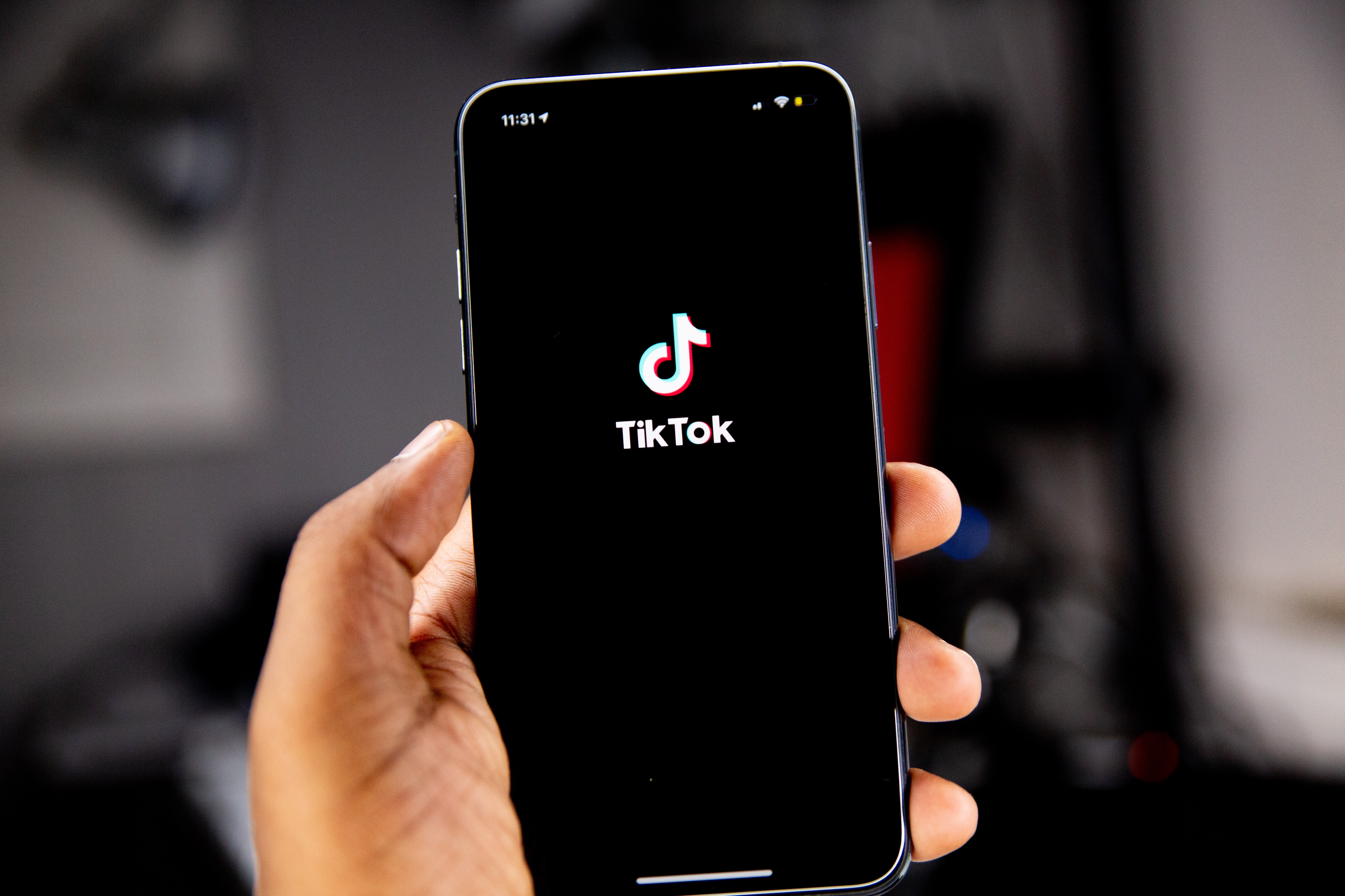 Το TikTok έχει ένα «κρυφό κουμπί» που κάνει viral όποιο βίντεο θέλει