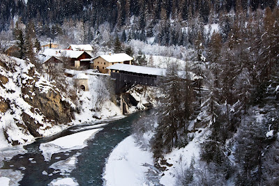 Paisaje de invierno con casas y cabañas rurales