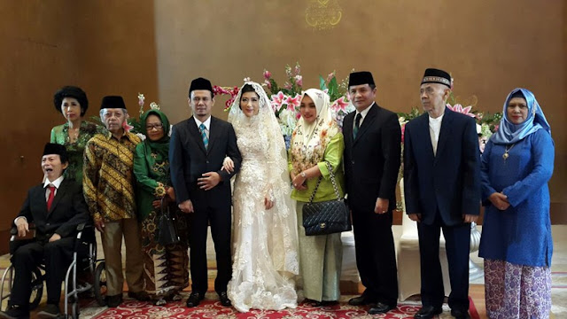 Photo resepsi pernikahan Mahfudz Siddiq dengan Agatha Lily.