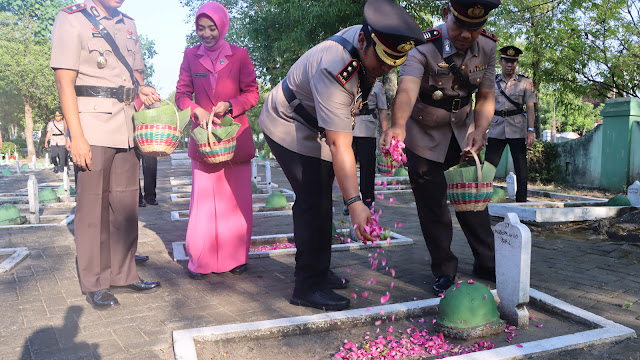 Sambut HUT Bhayangkara Ke 77, Momen Kapolres Ngawi Ajak Anggota Berziarah ke TMP