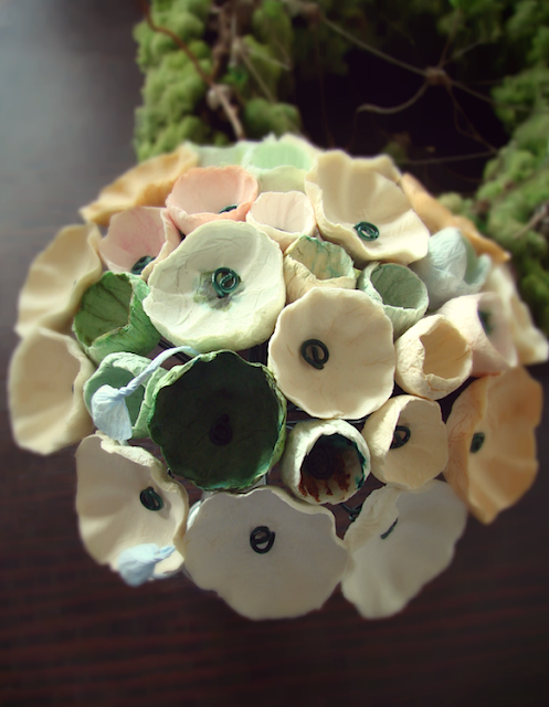 bouquet di fiori di carta tinte pastello: verde, ecrù, rosa, ocra