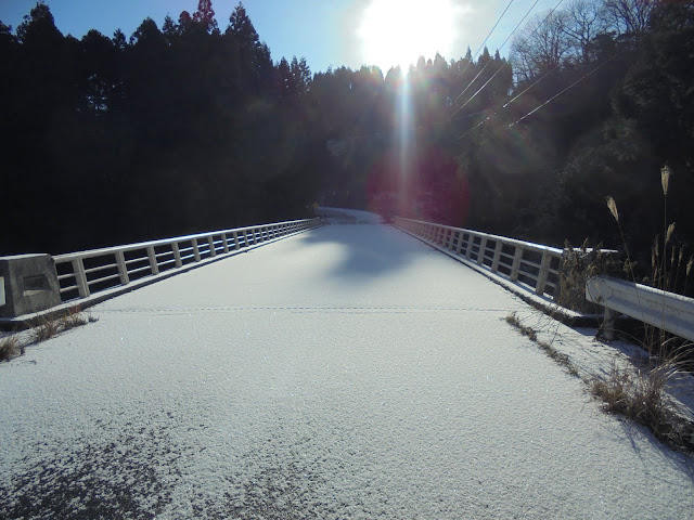 小林橋の上は真っ白い雪化粧で美しいですね