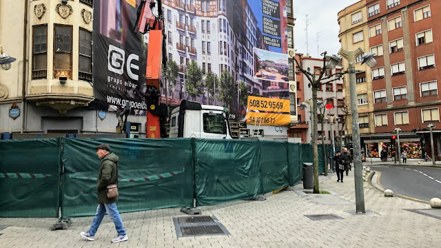 Vallado en torno al edificio histórico de la cooperativa Bide Onera