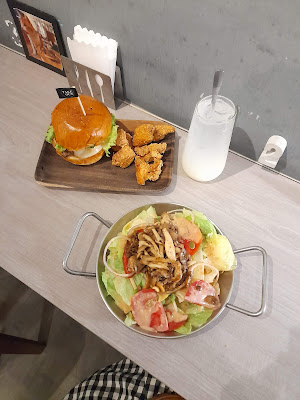 【台北貓咪咖啡廳】TakeOut Burger&Cafe 忠孝新生店｜手工漢堡、沙拉、炸物、Wi-Fi　胡麻野菇沙拉