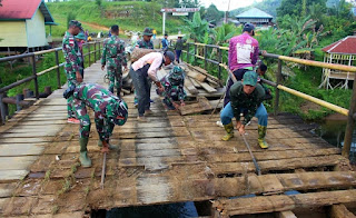 Binter Di Daerah Operasi, Satgas Pamtas RI-Malaysia Yonarmed 5/105 Tarik/Panca Giri Renovasi Jembatan Sungai Kayan