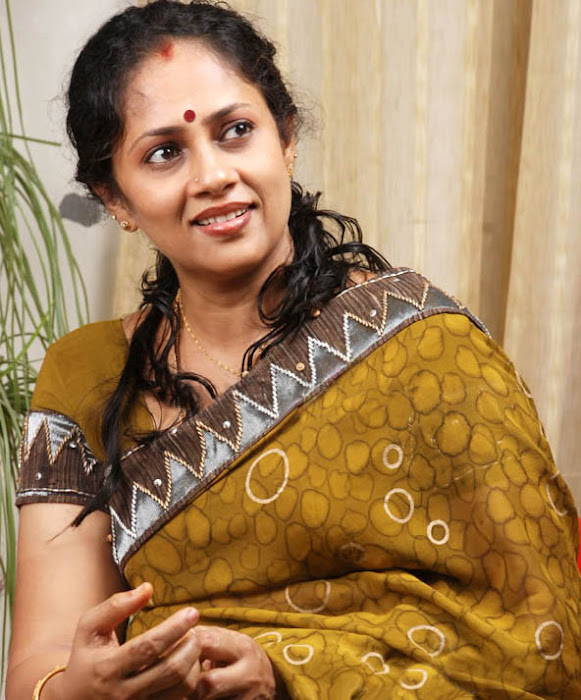 lakshmi ramakrishnan old aunty hot images