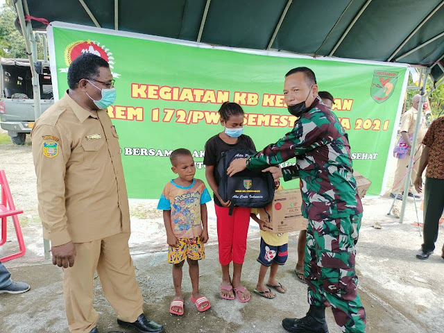 TNI Bersama BKKBN Keerom Gelar Pelayanan KB Kesehatan di Wilayah Perbatasan